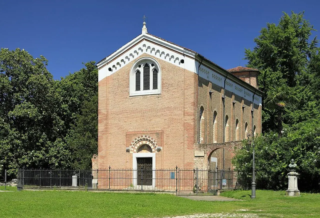 Die Kapelle von den Giardini dell'Arena aus: ein schlichter Backsteinkubus mit fast nichts an der Außenseite